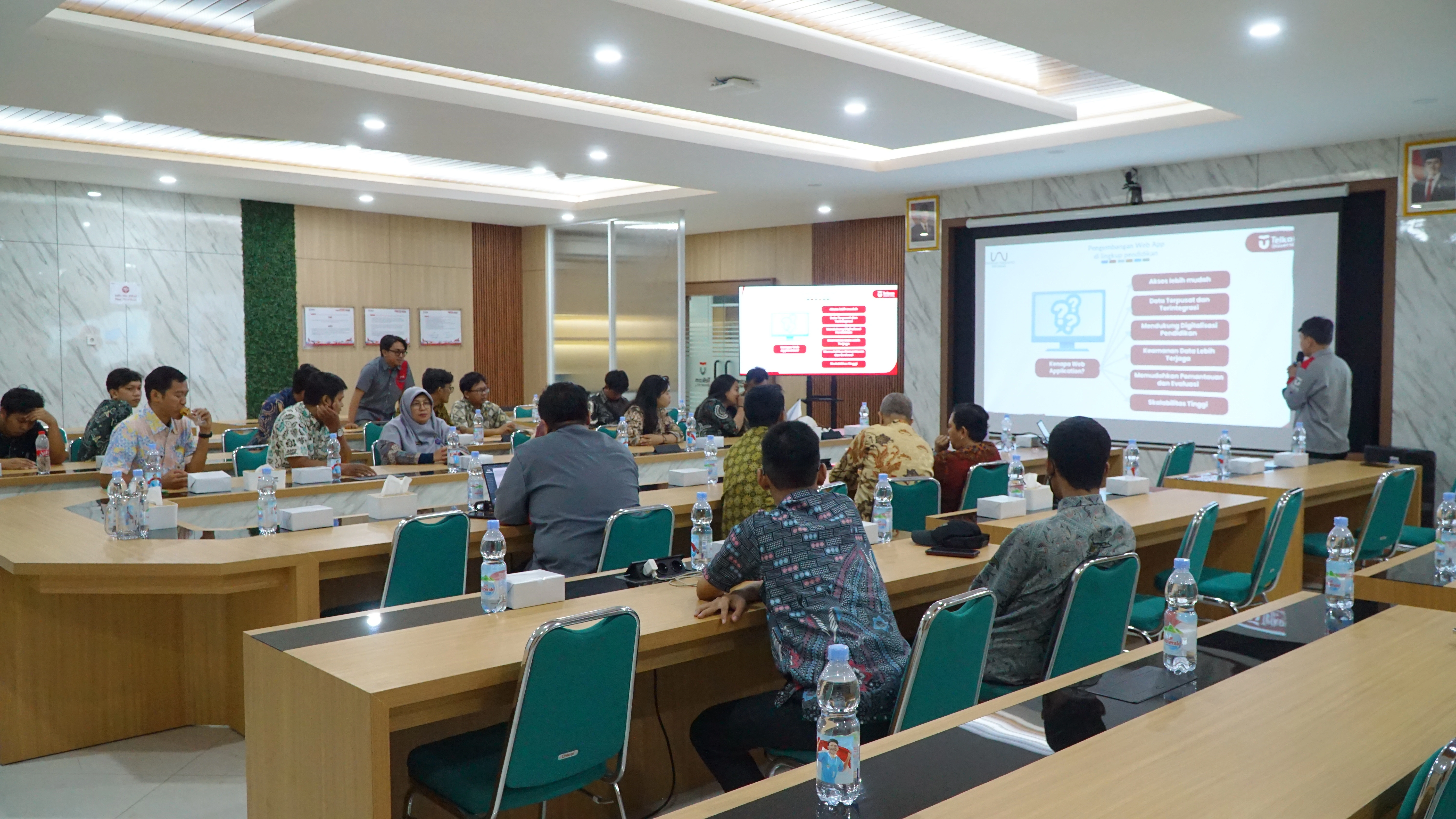 sesi materi dan tanya jawab oleh Sofyan Hadi Hidayat, Staf Pengembangan Aplikasi Telkom University.