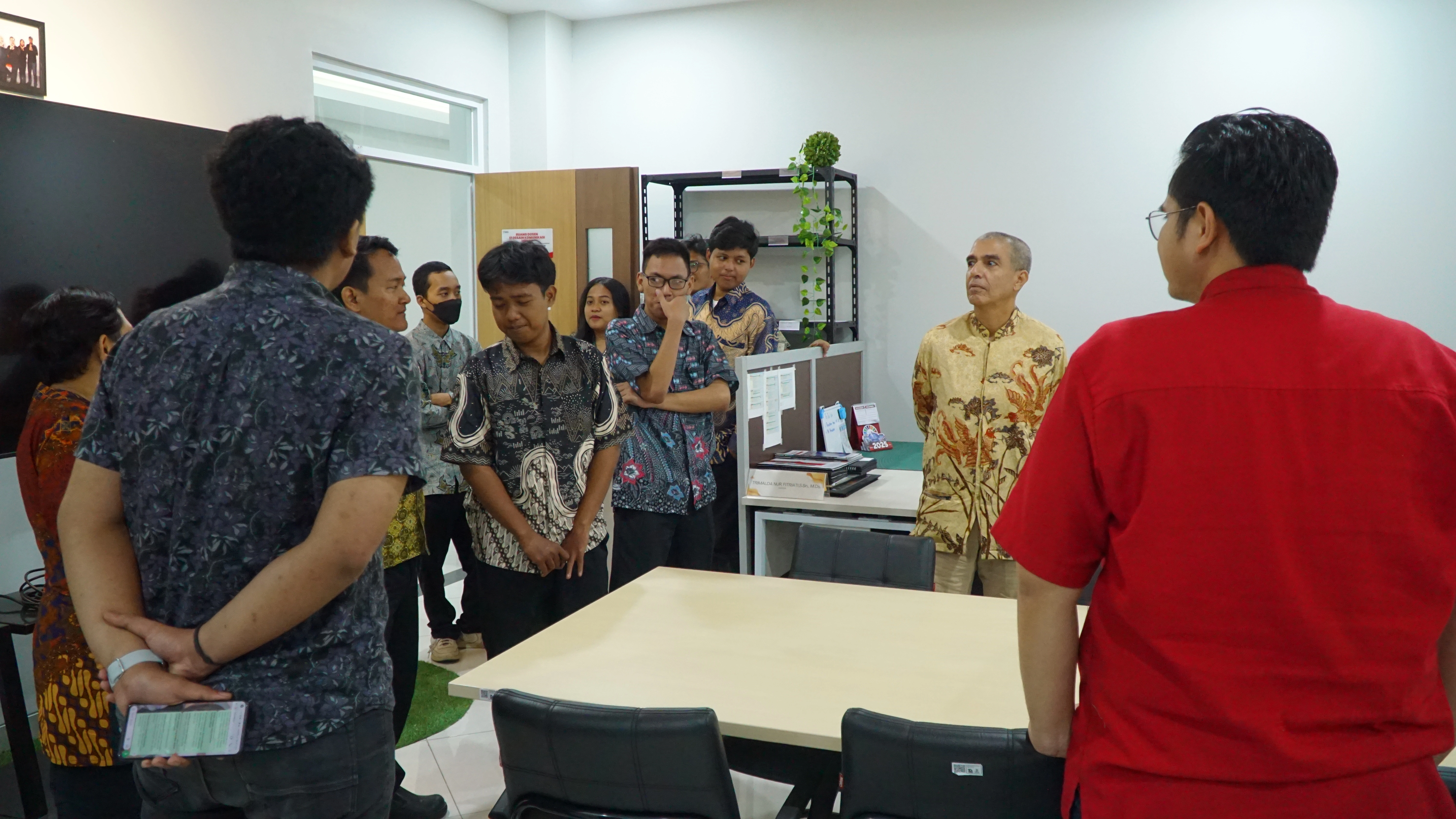 kunjungan ke beberapa fasilitas kampus (Visit Office) ruang Tektel