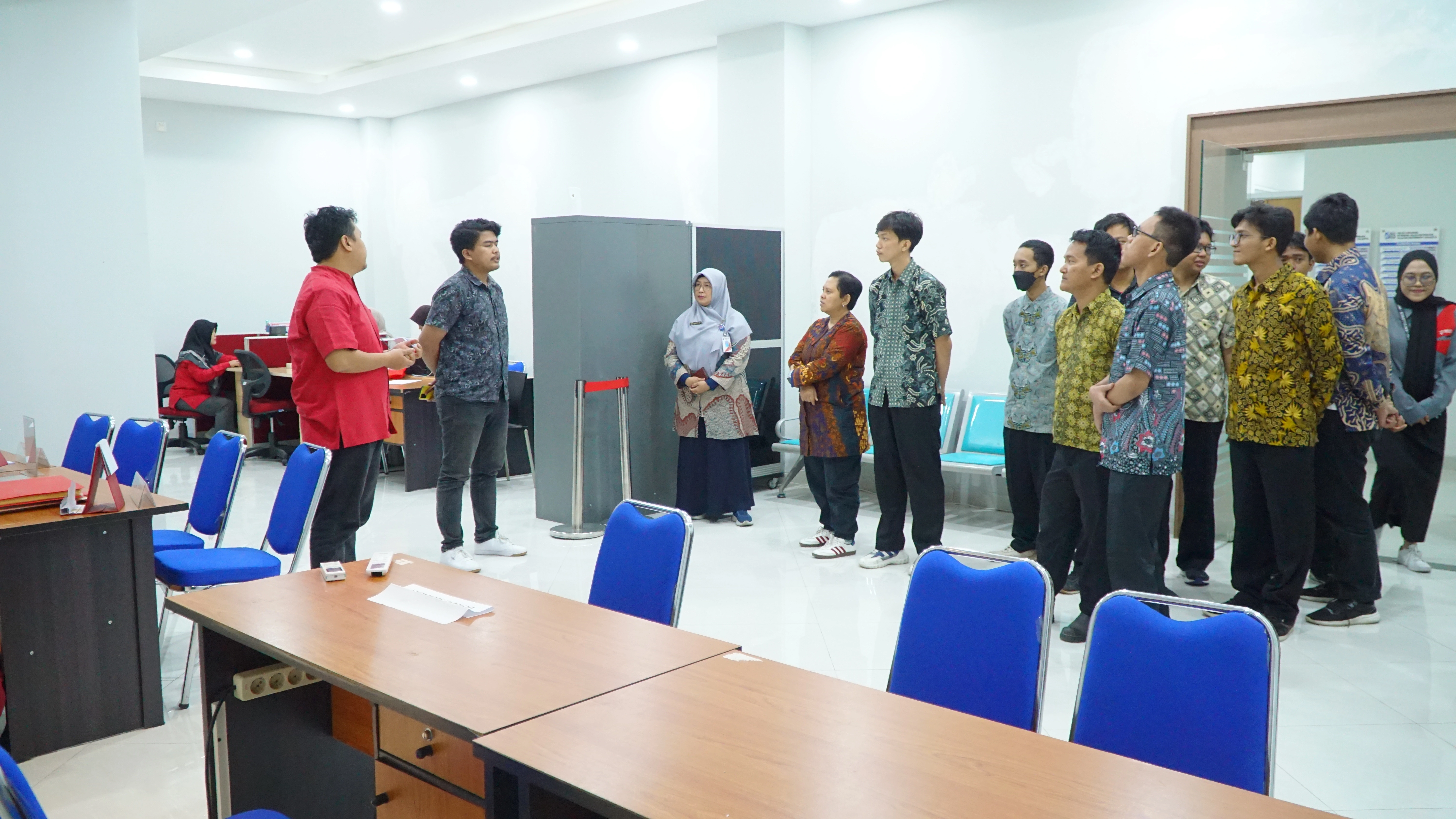 kunjungan ke beberapa fasilitas kampus (Visit Office) ruang layanan LAK
