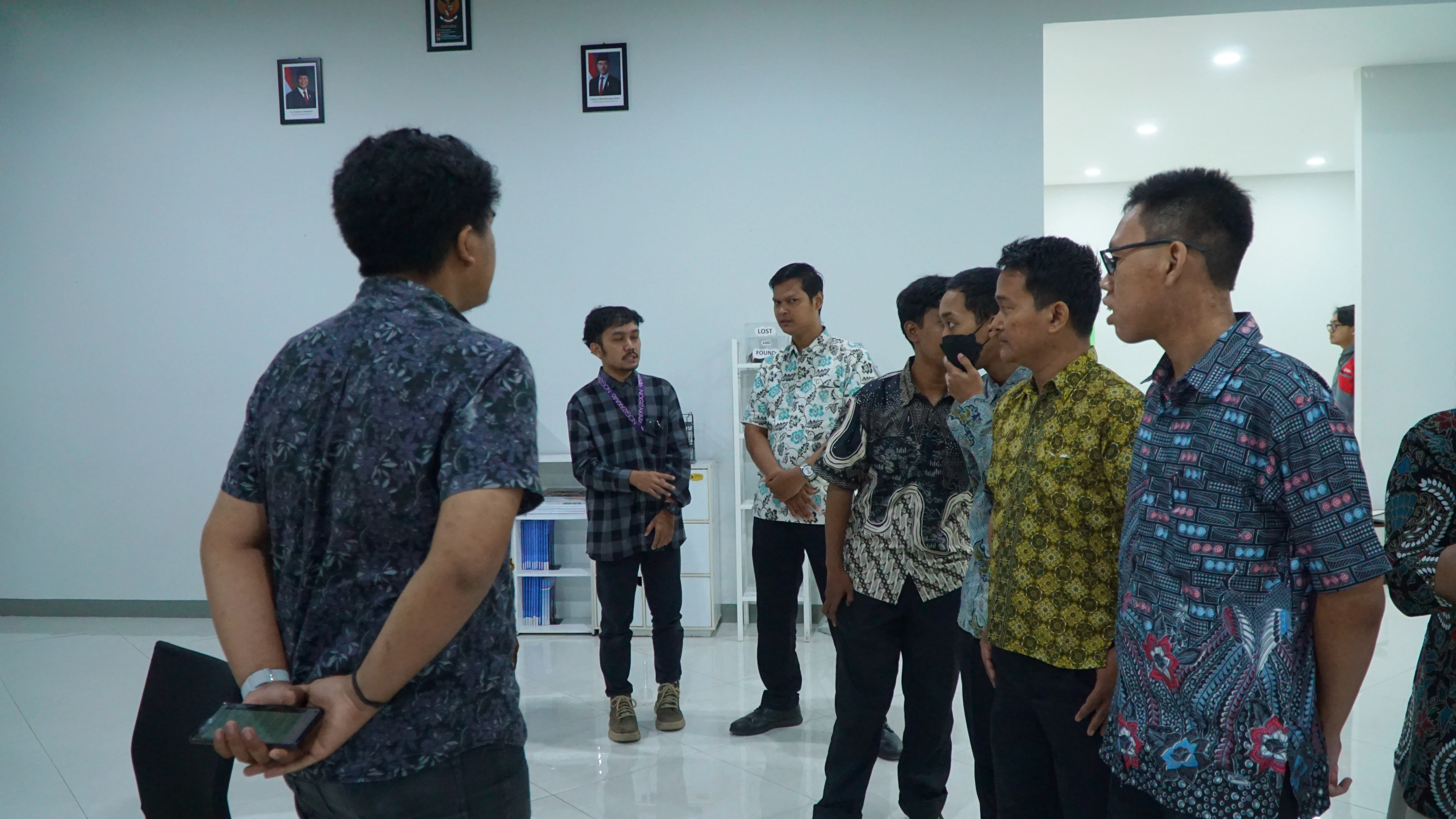 kunjungan ke beberapa fasilitas kampus (Visit Office) ruang admisi