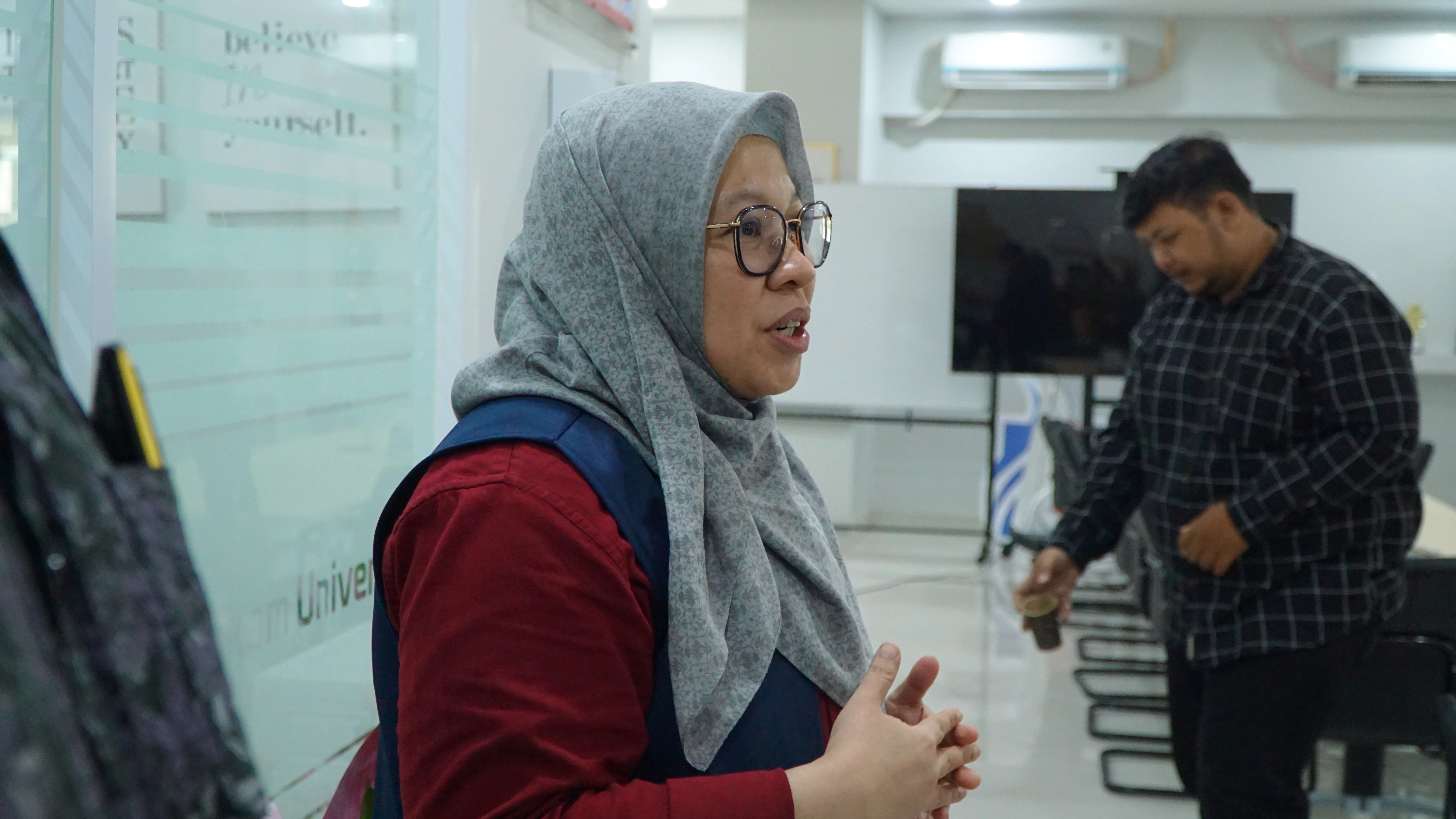 kunjungan ke beberapa fasilitas kampus (Visit Office) depan lobby