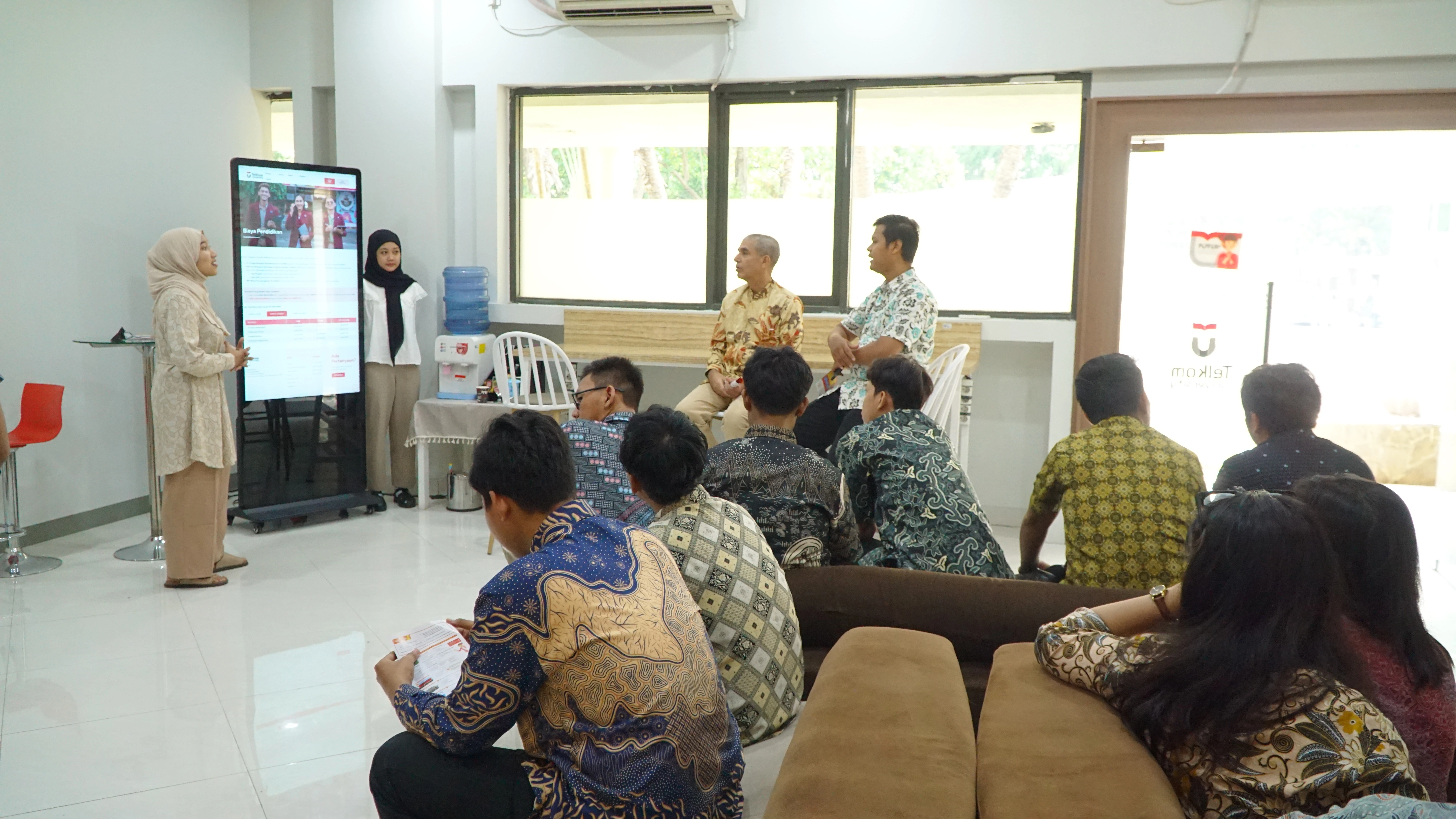 kunjungan ke beberapa fasilitas kampus (Visit Office) ruang admisi layanan