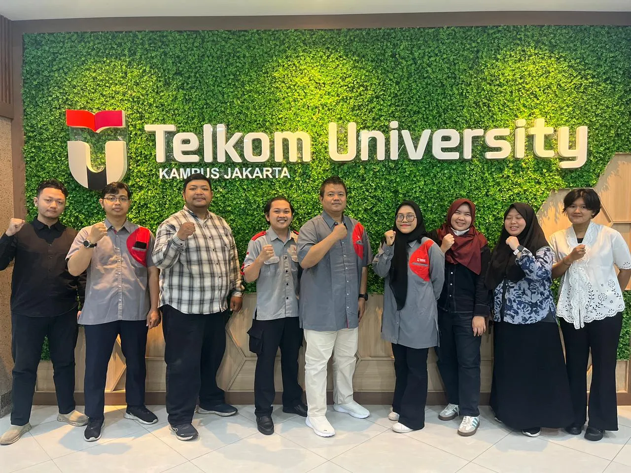 sesi foto dalam acara monitoring evaluasi konten website dengan pose Harmoni sesi foto dalam acara monitoring evaluasi konten website dengan pose Harmoni