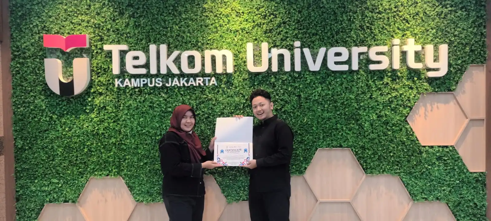 Penyerahan penghargaan pada monitoring dan evaluasi website Penyerahan penghargaan pada monitoring dan evaluasi website