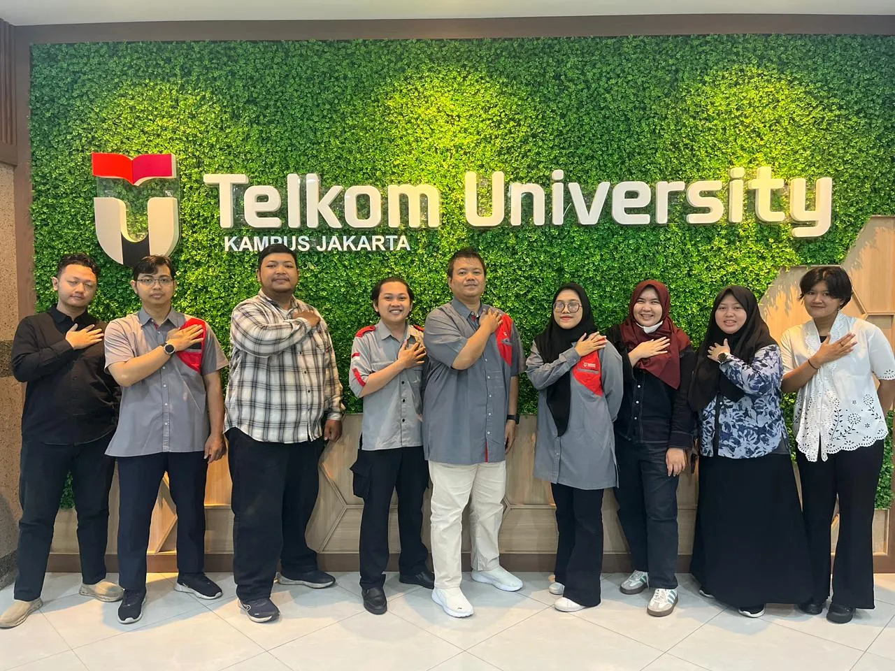 sesi foto dalam acara monitoring evaluasi konten website dengan pose Integrity sesi foto dalam acara monitoring evaluasi konten website dengan pose Integrity