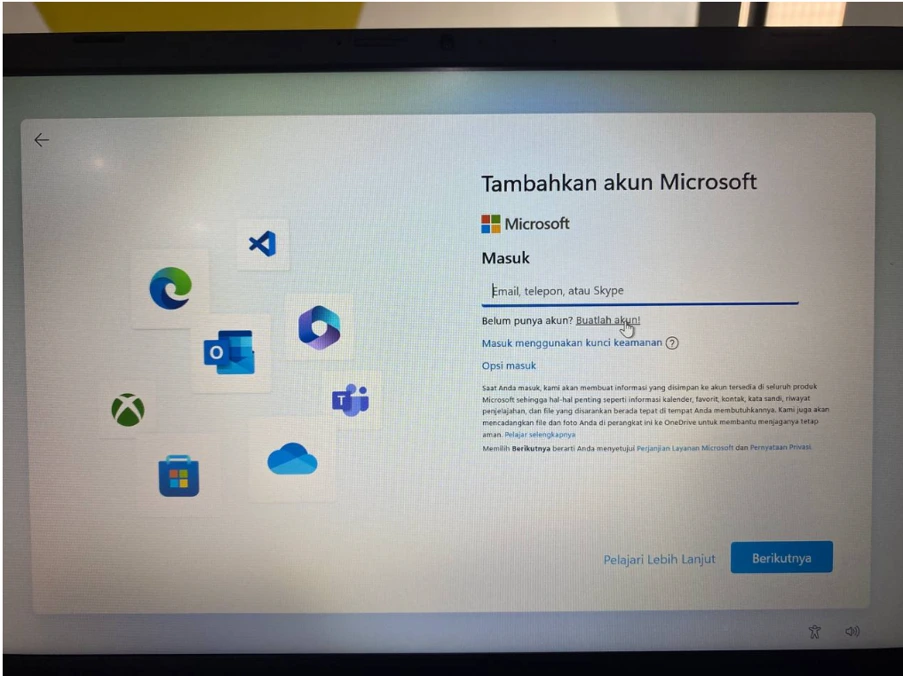 Pada proses pengaturan awal Windows 11, gunakan akun Microsoft pribadi atau akun Microsoft universal.