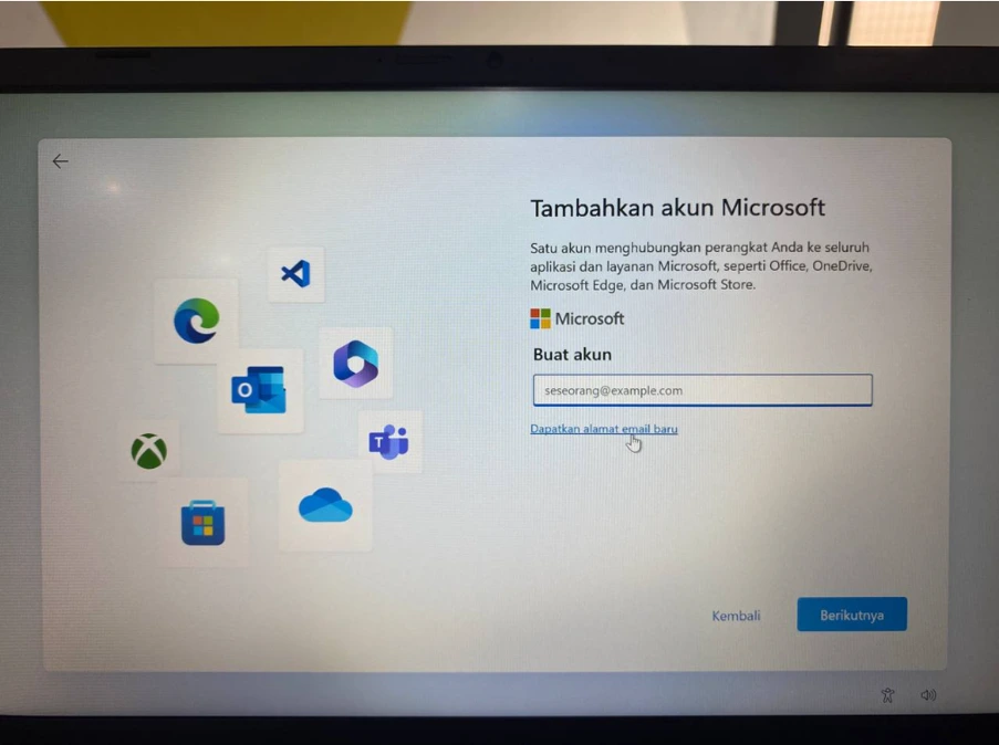 Apabila sudah memiliki akun Microsoft pribadi, masukkan alamat email yang terdaftar beserta password akun tersebut.
