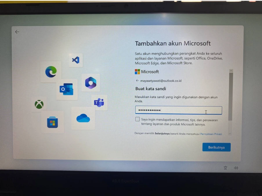 Setelah alamat email dimasukkan, klik Next/Berikutnya. Kemudian masukkan password akun Microsoft dan ikuti proses verifikasi apabila diminta.